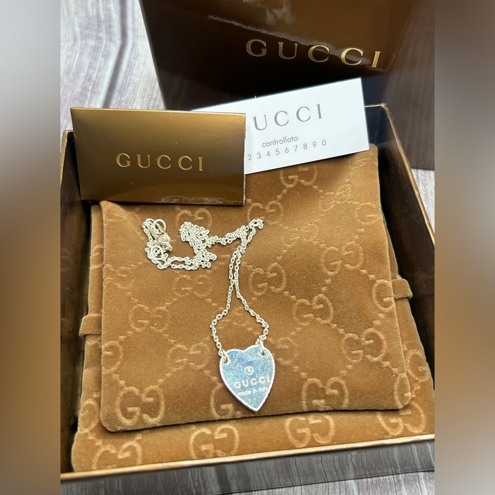 SOLD❤️ GUCCI Trademark Heart Silver Logo Necklace w/ Box & Dust Bag - Picture 4 of 16